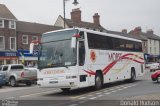 Morse Coaches 823 na cidade de Thirsk, North Yorkshire, Inglaterra, por Donald Hudson. ID da foto: :id.