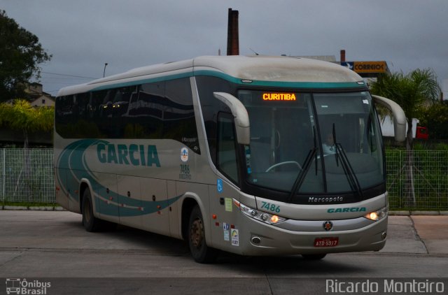 Viação Garcia 7486 na cidade de Curitiba, Paraná, Brasil, por Ricardo Silva Monteiro. Número da foto: #3956731.