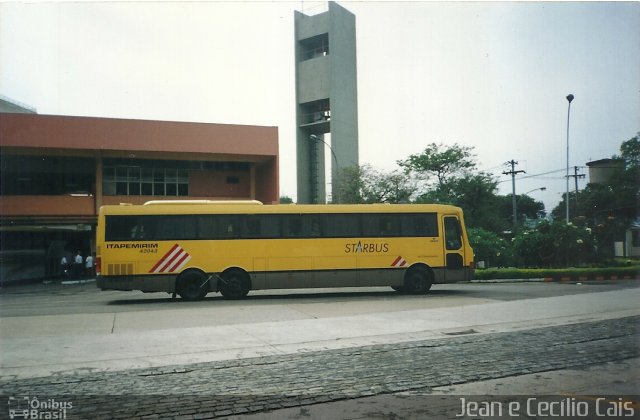 Viação Itapemirim 42043 na cidade de Rio de Janeiro, Rio de Janeiro, Brasil, por Jean Cais. ID da foto: 4541310.