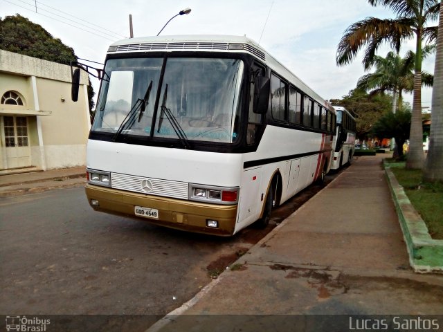 Ônibus Particulares 4549 na cidade de Jequitaí, Minas Gerais, Brasil, por Lucas Santos. Número da foto: #4506297.