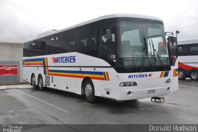 Ritchies Transport Holdings 275 na cidade de Te Anau, Nova Zelândia, por Donald Hudson. Número da foto: #4507777.