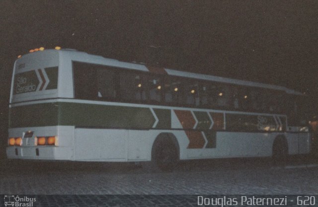 Cia. São Geraldo de Viação 8513 na cidade de Porto Seguro, Bahia, Brasil, por Douglas Paternezi. Número da foto: #4622178.