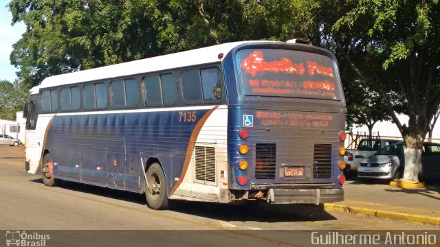 Ônibus Particulares 7135 na cidade de Araxá, Minas Gerais, Brasil, por Guilherme Antonio. Número da foto: #4621867.