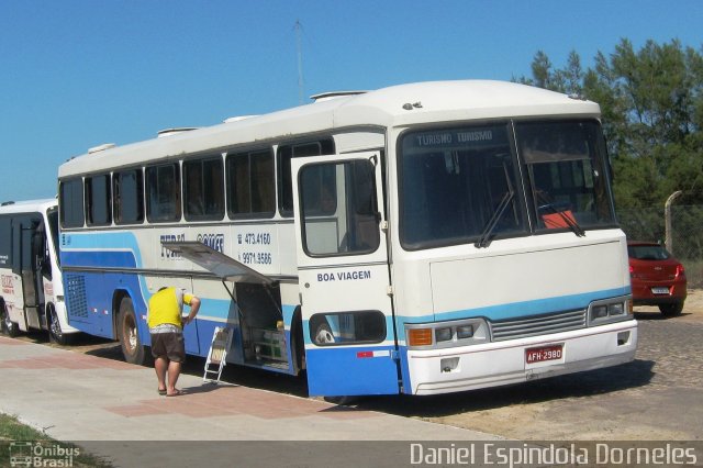 Turis Gomes 2600 na cidade de Tramandaí, Rio Grande do Sul, Brasil, por Daniel Espindola Dorneles. Número da foto: #4641663.
