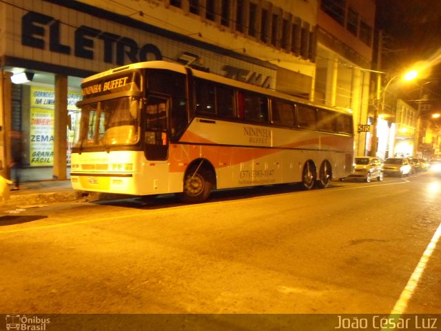 Ônibus Particulares 485 na cidade de Oliveira, Minas Gerais, Brasil, por João César Luz. Número da foto: #4584096.