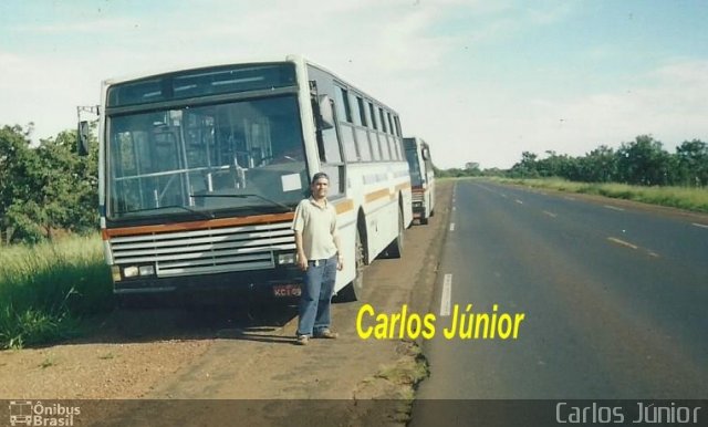 Ônibus Particulares S/N na cidade de Divinolândia, São Paulo, Brasil, por Carlos Júnior. Número da foto: #4591814.