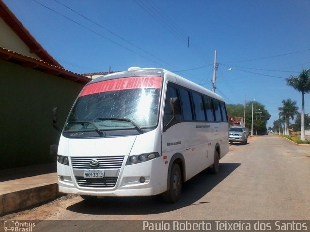Ônibus Particulares 0 na cidade de Montalvânia, Minas Gerais, Brasil, por Paulo Roberto Teixeira dos Santos. Número da foto: #4000253.