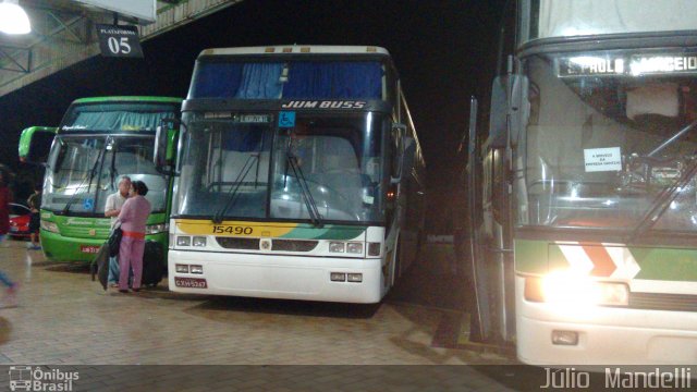 Empresa Gontijo de Transportes 15490 na cidade de Manhuaçu, Minas Gerais, Brasil, por Júlio  Mandelli. Número da foto: #4008912.