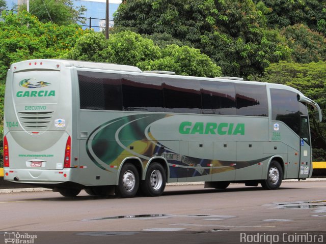 Viação Garcia 7044 na cidade de Londrina, Paraná, Brasil, por Rodrigo Coimbra. Número da foto: #4024743.