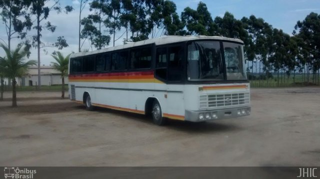 Ônibus Particulares  na cidade de Aparecida, São Paulo, Brasil, por Thais Muller. ID da foto: 4023876.