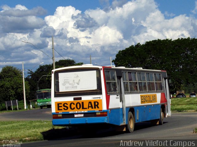 Escolares 6304 na cidade de Pirapora, Minas Gerais, Brasil, por Andrew Campos. Número da foto: #3970731.