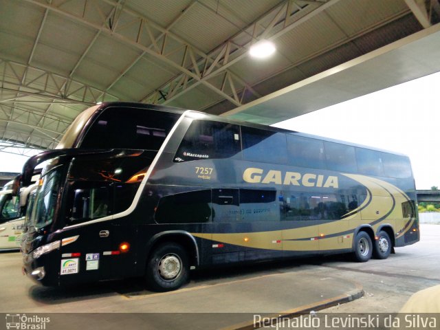 Viação Garcia 7257 na cidade de Curitiba, Paraná, Brasil, por Reginaldo Levinski da Silva. Número da foto: #4054015.