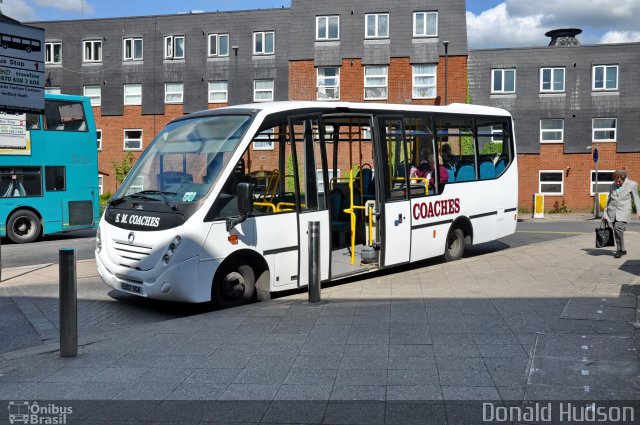 S. M. Coaches  na cidade de Hertford, Hertfordshire, Inglaterra, por Donald Hudson. ID da foto: 4058610.