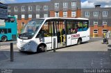 S. M. Coaches  na cidade de Hertford, Hertfordshire, Inglaterra, por Donald Hudson. ID da foto: :id.