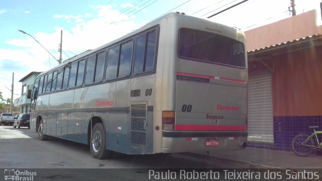 Ônibus Particulares 7794 na cidade de Montalvânia, Minas Gerais, Brasil, por Paulo Roberto Teixeira dos Santos. Número da foto: #4066896.