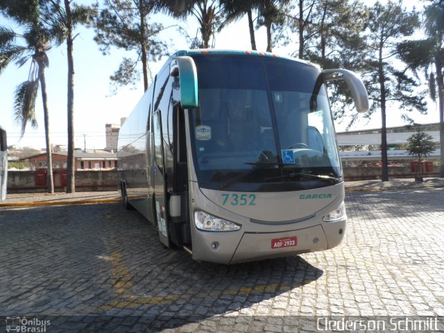 Viação Garcia 7352 na cidade de Curitiba, Paraná, Brasil, por Clederson Schmitt. Número da foto: #4067107.