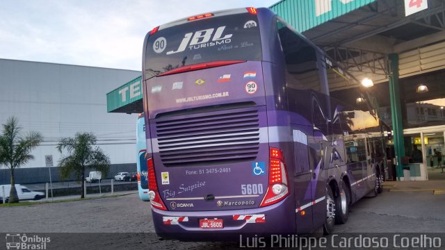 JBL Turismo 5600 na cidade de Balneário Camboriú, Santa Catarina, Brasil, por Luis Philippe Cardoso Coelho. Número da foto: #4070120.