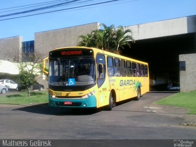 Viação Garcia 7049 na cidade de Apucarana, Paraná, Brasil, por Matheus Gelinsk. ID da foto: 4073306.