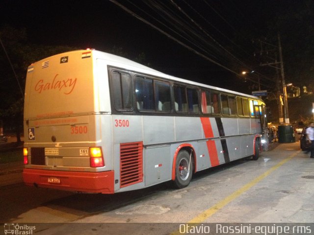 Giulia Locadora Transporte Turismo 7976 na cidade de São Paulo, São Paulo, Brasil, por Otavio Rossini. Número da foto: #4075106.
