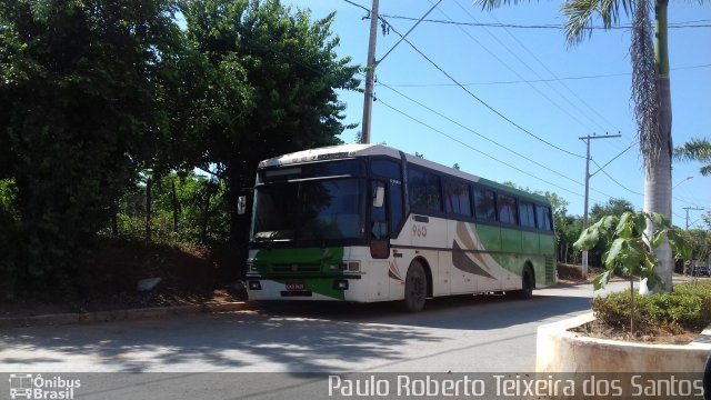 Ônibus Particulares 960 na cidade de Montalvânia, Minas Gerais, Brasil, por Paulo Roberto Teixeira dos Santos. ID da foto: 4083249.