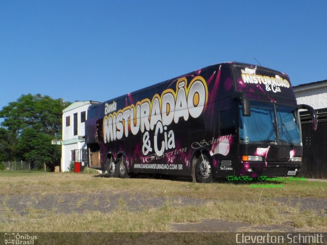 Banda Misturadão & Cia 8000 na cidade de Restinga Seca, Rio Grande do Sul, Brasil, por Cleverton Schmitt. Número da foto: #4083146.