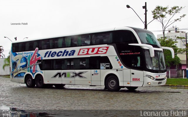 Flecha Bus 8864 na cidade de Balneário Camboriú, Santa Catarina, Brasil, por Leonardo Fidelli. Número da foto: #4085964.