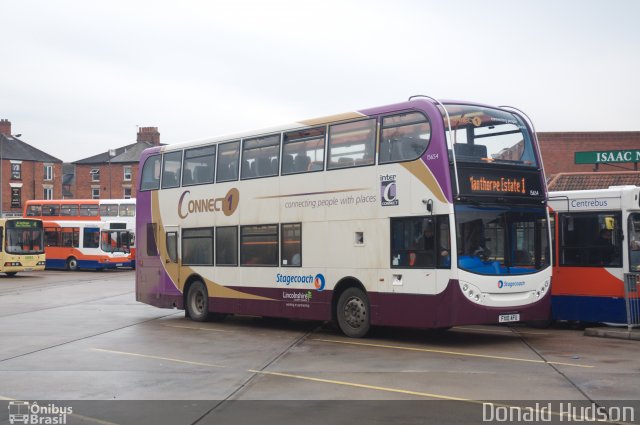 Stagecoach 15654 na cidade de Grantham, Lincolnshire, Inglaterra, por Donald Hudson. Número da foto: #4093405.