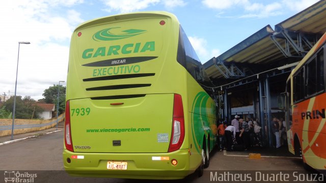 Viação Garcia 7939 na cidade de Bandeirantes, Paraná, Brasil, por Matheus Duarte Souza. Número da foto: #4037355.
