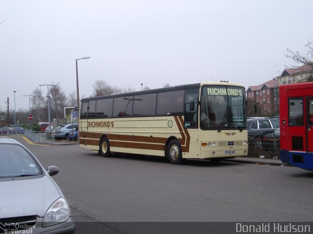 Richmond's Coaches  na cidade de Bishop's Stortford, Hertfordshire, Inglaterra, por Donald Hudson. ID da foto: 4128177.