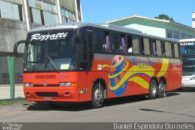 Rizzatti Turismo 1524 na cidade de Tramandaí, Rio Grande do Sul, Brasil, por Daniel Espindola Dorneles. Número da foto: #4149885.