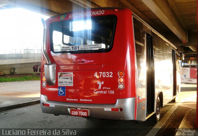 Pêssego Transportes 4 7032 na cidade de São Paulo, São Paulo, Brasil, por Luciano Ferreira da Silva. Número da foto: #4108435.