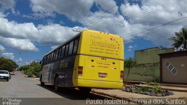 Expresso Montalvânia 397 na cidade de Montalvânia, Minas Gerais, Brasil, por Paulo Roberto Teixeira dos Santos. Número da foto: #4110482.