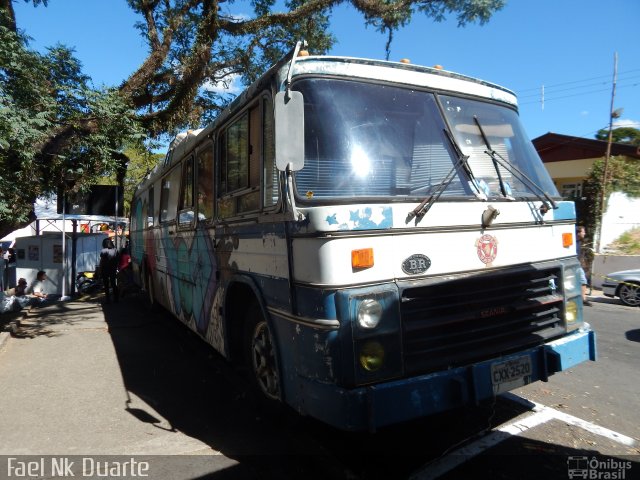 Motorhomes 2520 na cidade de Águas de Lindóia, São Paulo, Brasil, por Raphael José da Silva. Número da foto: #4181131.