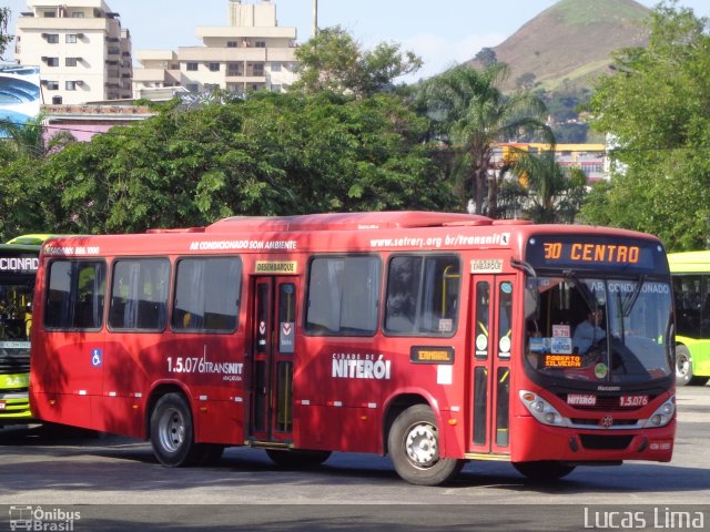 Viação Araçatuba 1.5.076 na cidade de Niterói, Rio de Janeiro, Brasil, por Lucas Lima. Número da foto: #4226237.