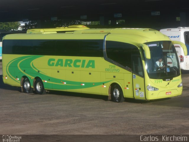 Viação Garcia 7299 na cidade de Foz do Iguaçu, Paraná, Brasil, por Carlos Kircheim. Número da foto: #4171678.