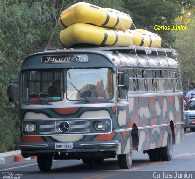 Ônibus Particulares JACAREZãO na cidade de Rio Quente, Goiás, Brasil, por Carlos Júnior. Número da foto: #4255985.