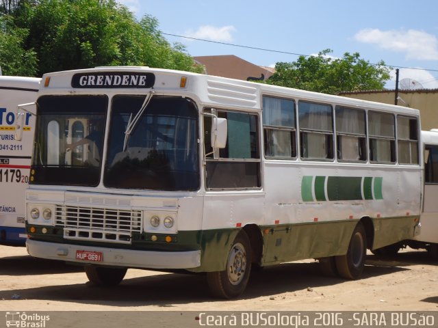 Ônibus Particulares 0691 na cidade de Canindé, Ceará, Brasil, por Antonio Roberto Alves da Silva. ID da foto: 4262040.