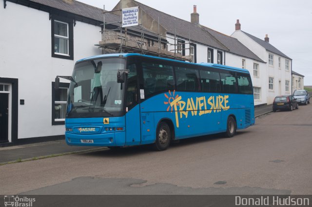 Travelsure Coaches  na cidade de Alnwick, Northumberland, Inglaterra, por Donald Hudson. ID da foto: 4243569.