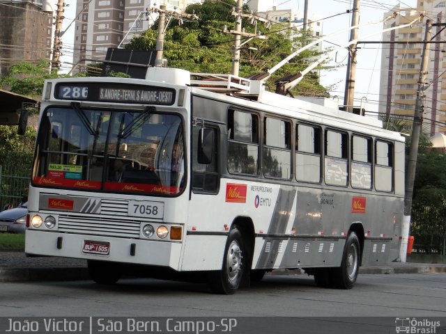 Metra - Sistema Metropolitano de Transporte 7058 na cidade de São Bernardo do Campo, São Paulo, Brasil, por João Victor. ID da foto: 4245892.