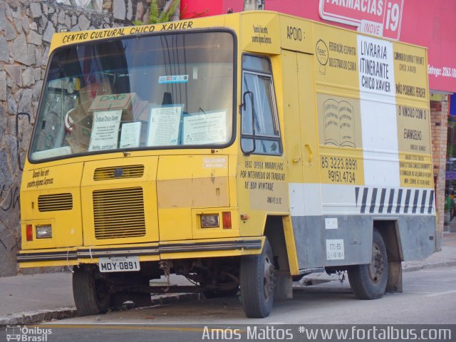 Ônibus Particulares Centro Cultural Chico Xavier na cidade de Fortaleza, Ceará, Brasil, por Amós  Mattos. ID da foto: 4311999.