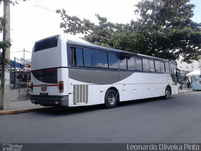 Ônibus Particulares  na cidade de Caruaru, Pernambuco, Brasil, por Leon Oliver. Número da foto: #4399724.