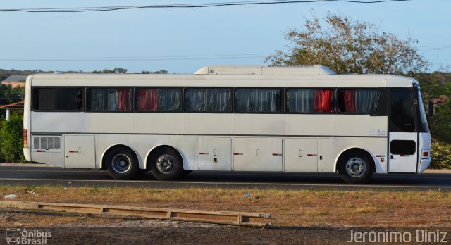 Ônibus Particulares 7922 na cidade de Buriti dos Lopes, Piauí, Brasil, por Jerônimo Diniz. Número da foto: #4421023.