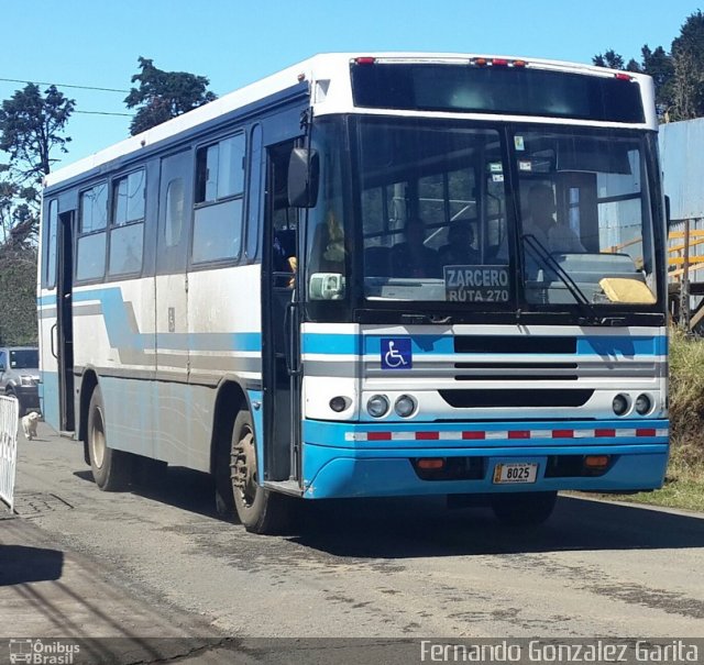 Ônibus Particulares SJB 8025 na cidade de Alto Paraíso de Goiás, Goiás, Brasil, por Fernando Gonzalez Garita. Número da foto: #4427644.