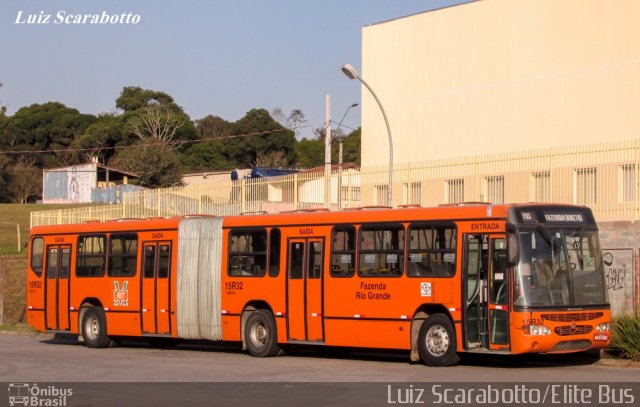 Leblon Transporte de Passageiros 15R32 na cidade de Fazenda Rio Grande, Paraná, Brasil, por Luiz Scarabotto . ID da foto: 4372627.