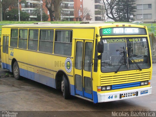 UCOT - Union Cooperativa Obrera de Transporte 44 na cidade de Sacramento, Minas Gerais, Brasil, por Maximiliano Priggione  Maximilianopriggione. Número da foto: #4458342.