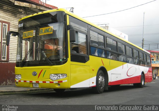 Buses Metropoli CB 2970 na cidade de Alto Paraíso de Goiás, Goiás, Brasil, por Fernando Gonzalez Garita. ID da foto: 4462725.