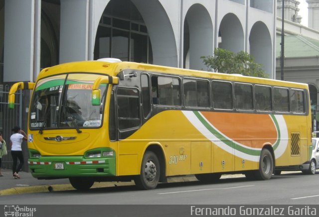 Buses Metropoli CB 2427 na cidade de Alto Paraíso de Goiás, Goiás, Brasil, por Fernando Gonzalez Garita. ID da foto: 4488905.